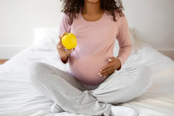 Zdravé Jídlo Těhotenství Nerozpoznatelná Černá Těhotná Dáma Drží Zelené Jablko — Stock fotografie