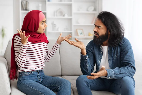 Conflictele Interne Portretul Tânărului Cuplu Musulman Argumentează Domiciliu Soții Din — Fotografie, imagine de stoc