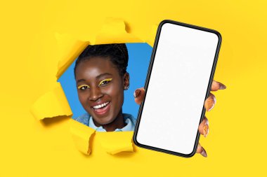 Mobil Teklif. Neşeli siyahi kadın telefonunu boş ekranla sarı kağıtta yırtık bir delikten gösteriyor. Yeni başvuru ya da servis öneriyor. Kolaj, model