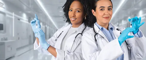 Zwei Tausendjährige Ärztinnen Weißen Laborkitteln Und Blauen Handschuhen Die Spritzen — Stockfoto