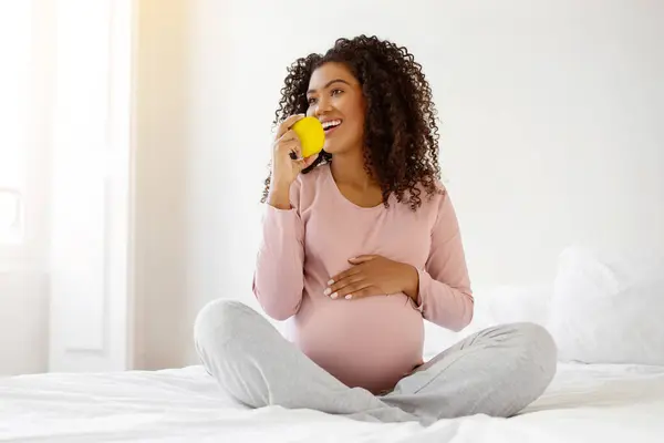 Διατροφή Εγκύων Γυναικών Ευτυχισμένη Μαύρη Προσδοκώμενη Κυρία Τρώει Πράσινο Μήλο — Φωτογραφία Αρχείου
