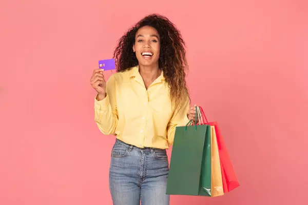 Joyful Shopper Woman Holding Credit Card Colorful Shopping Bags Wearing — Stock Photo, Image