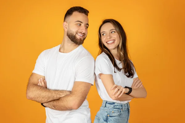 Ett Lyckligt Nöjd Europeiskt Ungt Par Står Med Korsade Armar — Stockfoto
