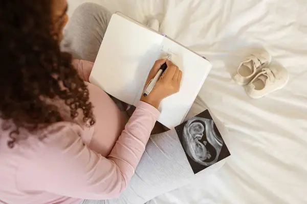 Μελλοντική Μητέρα Γράφει Ημερολόγιο Δίπλα Υπερηχογράφημα Μωρού Και Μικροσκοπικά Παπούτσια — Φωτογραφία Αρχείου