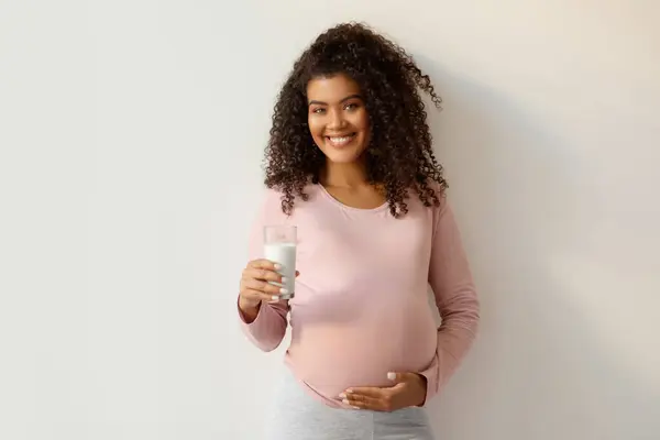 Těhotenství Nutriční Pojem Portrét Černé Usmívající Těhotné Ženy Sklenkou Mléka — Stock fotografie