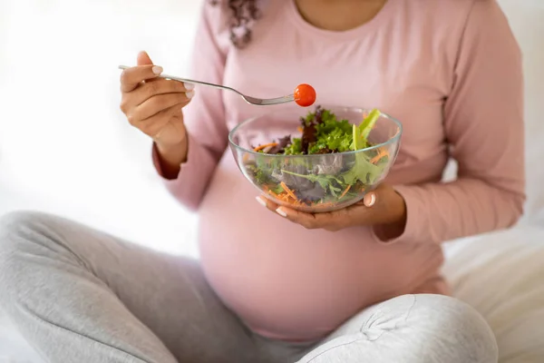 Oříznuté Shot Black Těhotná Dáma Eacting Čerstvé Zeleninový Salát Zatímco — Stock fotografie