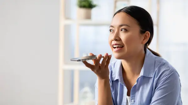 Aziatische Vrouw Opnemen Spraakbericht Met Behulp Van Smartphone Thuis Panorama — Stockfoto