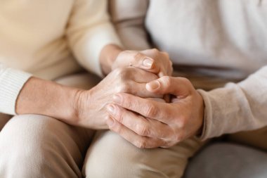 Psikolojik destek kavram, mutlu evlilik, güven olarak aile çift hızlı bakım yakın ellerini görünümü, üst düzey emekli holding eski insanlar empati umarım anlayış aşk uzun yıllar