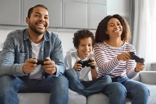 Счастливый Черный Preteen Мальчик Играет Видеоигры Своими Родителями Дома Счастливый — стоковое фото