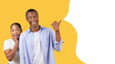 Neşeli siyah çift boş mesaj baloncuğunu işaret ediyor, reklam vay canına teklif ediyor, sarı stüdyo arkaplanı, panorama, kolaj karşısında birlikte boş bir model mekanı gösteriyor.