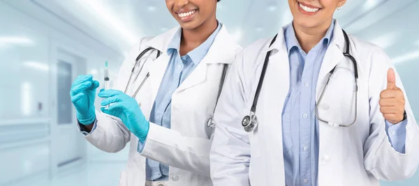 Zwei Glückliche Ärzte Weißen Mänteln Von Denen Einer Eine Spritze — Stockfoto