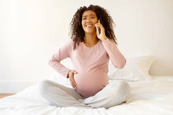Black Young Pregnant Lady Feeling Pain Belly Κλήση Γιατρός Στο — Φωτογραφία Αρχείου