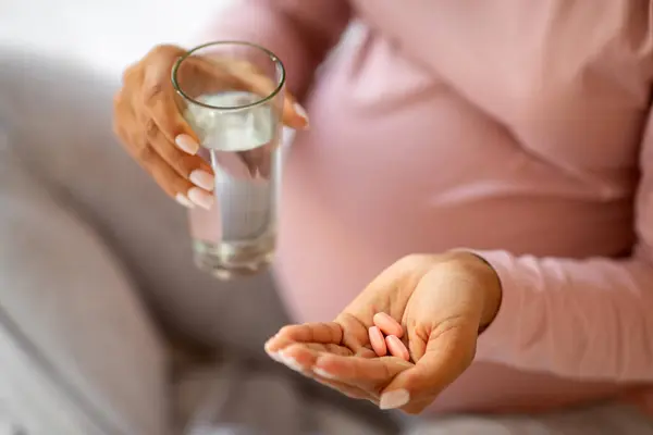 Προγεννητικές Βιταμίνες Και Συμπληρώματα Αγνώριστη Μαύρη Έγκυος Γυναίκα Που Παίρνει — Φωτογραφία Αρχείου