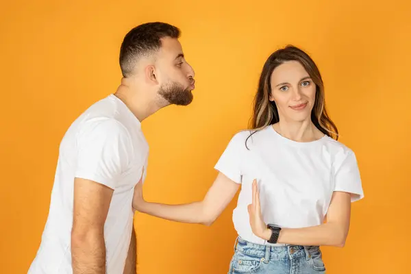 Europeisk Man Lutar Sig För Kyss Medan Kvinna Lekfullt Håller — Stockfoto