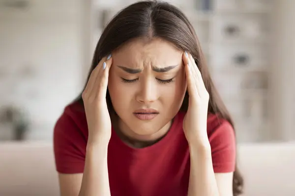 Besvärad Ung Asiatisk Kvinna Med Smärtsamt Ansiktsuttryck Håller Sina Tempel — Stockfoto