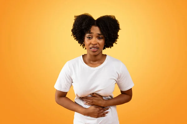 Lebensmittelvergiftung Verärgerte Afrikanische Amerikanerin Mit Bauchschmerzen Durchfall Berührung Ihres Bauches — Stockfoto