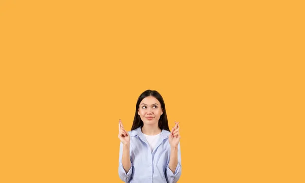 Wishful Young Woman Crossing Her Fingers Looking Upwards Free Space — Stock Photo, Image