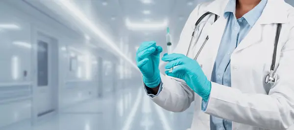 Ein Kaukasischer Gesundheitsexperte Weißem Laborkittel Und Blauen Handschuhen Bereitet Gekonnt — Stockfoto