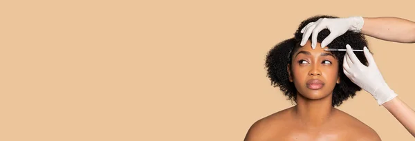 Serene Afroamerykanka Otrzymuje Kosmetyczne Wstrzyknięcie Twarzy Spokojnym Wyrazem Twarzy Patrząc — Zdjęcie stockowe