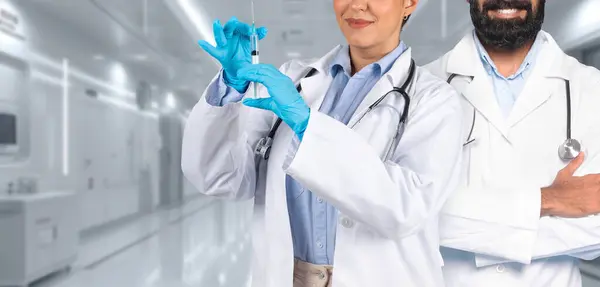 Beyaz Önlüklü Bir Erkek Kadın Tıp Uzmanı Hastanede Şırınga Hazırlayan — Stok fotoğraf