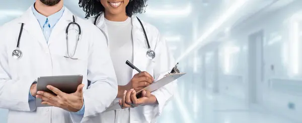 Ein Arzt Und Eine Ärztin Einer Mit Tablet Und Der — Stockfoto