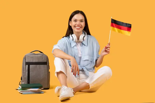 Glückliche Studentin Mit Deutschlandfahne Mit Weißen Kopfhörern Sitzt Gemütlich Mit — Stockfoto