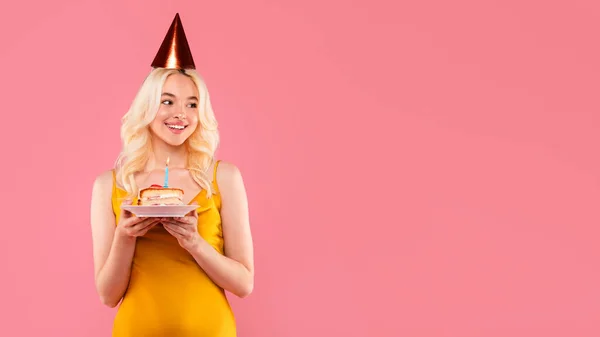 Şenlikli Parti Şapkalı Zarif Sarı Elbiseli Elinde Mum Işığında Doğum — Stok fotoğraf