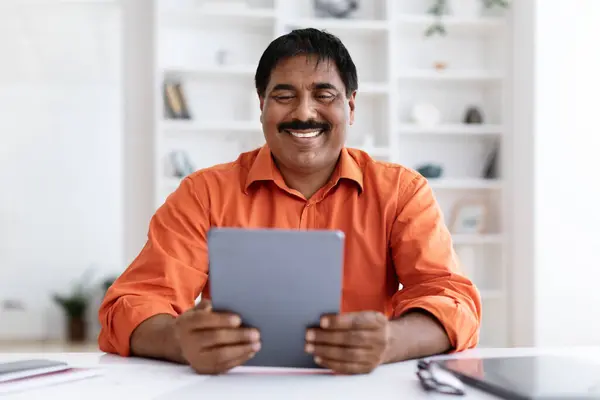 Gülümseyen Olgun Hintli Girişimci Dijital Tablet Kullanıyor Teknolojik Cihaz Üzerinde — Stok fotoğraf