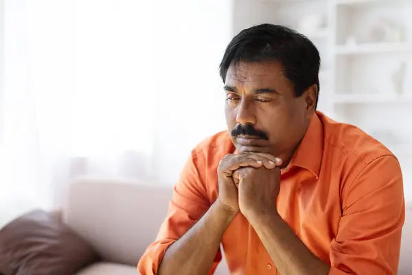 Saúde Mental Close Triste Homem Indiano Maduro Sentado Sofá Sozinho — Fotografia de Stock
