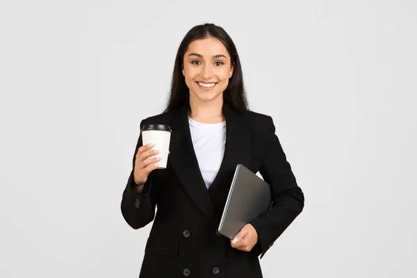 Jovem Empresária Confiante Sorrindo Para Câmera Segurando Taça Café Takeaway — Fotografia de Stock
