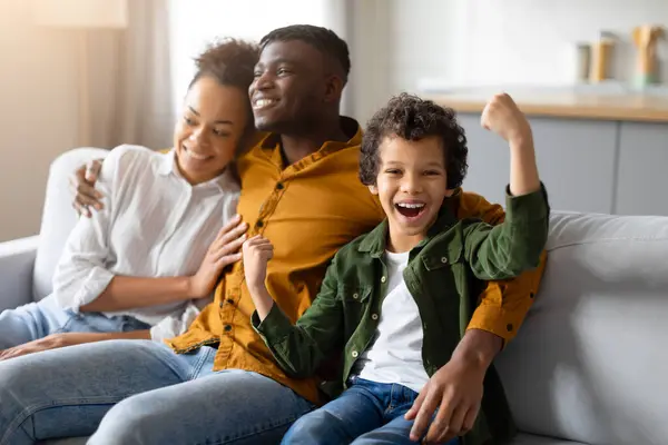Feliz Familia Negra Tres Hijo Con Brazo Levantado Triunfo Los —  Fotos de Stock