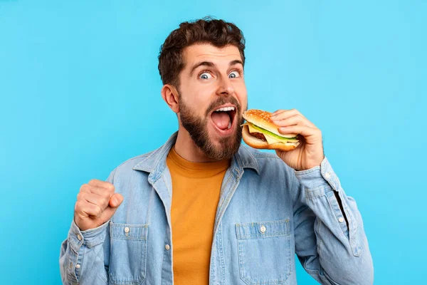 Excited Caucasian Man Celebrates Victory Gesturing Yes While Holding Hamburger — Stock Photo, Image