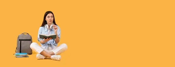 Pensieve Jonge Vrouw Overhemd Koptelefoon Met Boek Met Rugzak Notitieboekjes — Stockfoto