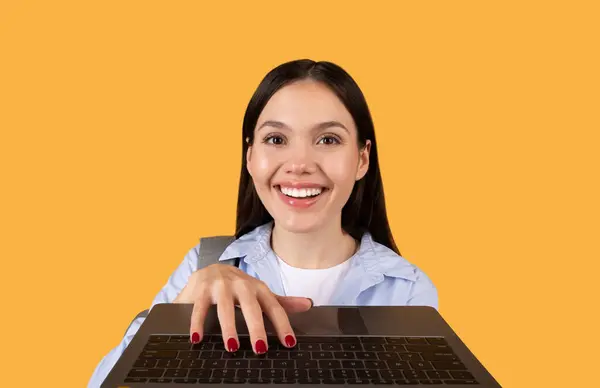 Açık Dizüstü Bilgisayarının Başında Gülümseyen Parlak Bayan Öğrenci Klavyesine Yazı — Stok fotoğraf