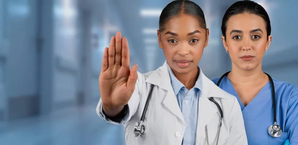 Zwei Professionelle Selbstbewusste Europäisch Afrikanisch Amerikanische Gesundheitshelferinnen Eine Weißem Laborkittel — Stockfoto