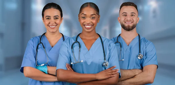 Trois Professionnels Santé Souriants Internationaux Blouse Bleue Avec Stéthoscopes Tiennent — Photo