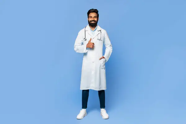 Fröhlicher Indischer Arzt Weißem Mantel Daumen Hoch Winkend Selbstbewusst Mit — Stockfoto