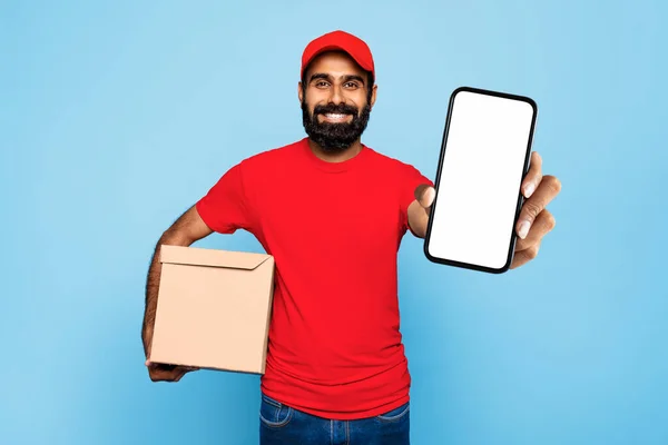 Homem Entrega Índio Sorridente Vermelho Apresentando Caixa Papelão Smartphone Com — Fotografia de Stock
