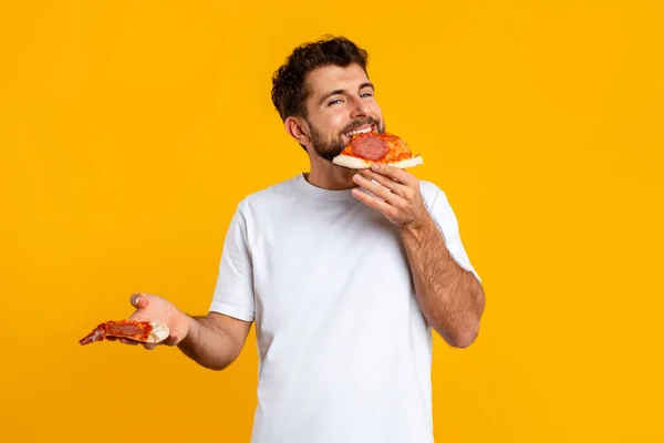 Bearded Caucasian Guy Enjoys Taste Pizza Slice Savoring Junk Food — Stock Photo, Image