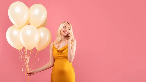 Şık Sarı Elbiseli Neşeli Genç Sarışın Cep Telefonuyla Sohbet Ediyor — Stok fotoğraf