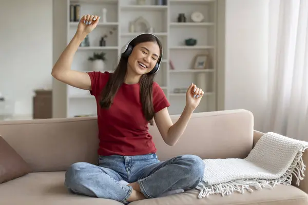 Domácí Zábava Veselý Mladý Asijské Žena Poslech Hudba Bezdrátových Sluchátek — Stock fotografie