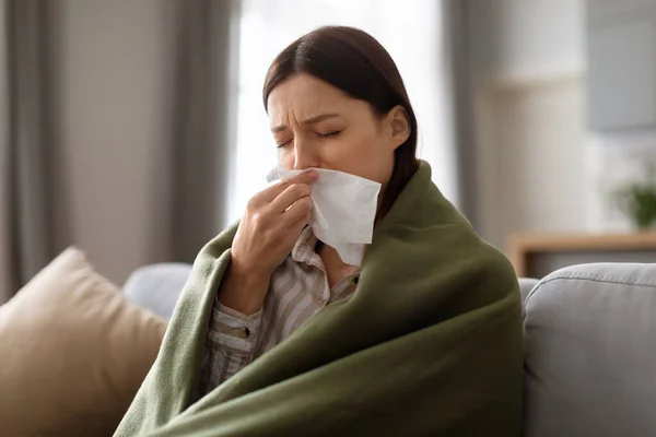 Unwell Young Woman Covered Green Blanket Using Tissue Blow Her — Stock Photo, Image