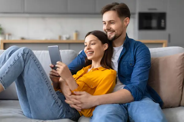 Happy Young Couple Reclining Comfortably Couch Sharing Moment Leisure Browse — Stock Photo, Image