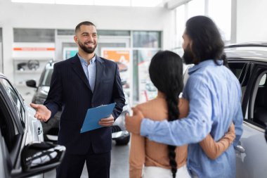 Elinde not panosuyla yakışıklı bir genç adam araba danışmanı bin yıllık doğu çiftiyle seçenekleri tartışıyor ve otomobil bayiliğine güven ve rahatlık hissi yaratıyor. Otomatik satın alma, kiralama