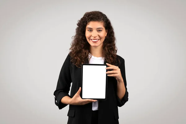 Joyeux Jeune Femme Affaires Présentant Tablette Numérique Avec Écran Blanc — Photo