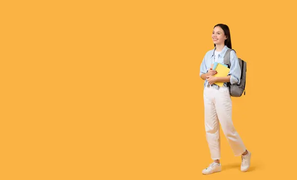 Leende Ung Kvinna Med Ryggsäck Tittar Ledigt Utrymme Håller Färgglada — Stockfoto