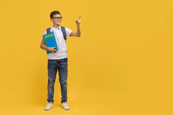 Educatief Aanbod Glimlachende Tiener Schooljongen Holding Werkboeken Wijzen Naast Bij — Stockfoto