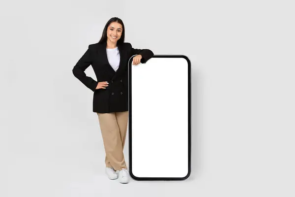 Aşırı Büyük Boş Akıllı Telefon Ekranına Yaslanan Resmi Giyinmiş Neşeli — Stok fotoğraf