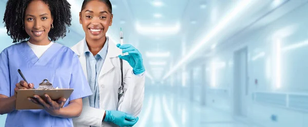 Zwei Professionelle Afrikanisch Amerikanische Krankenschwestern Eine Blauem Peeling Mit Schrift — Stockfoto