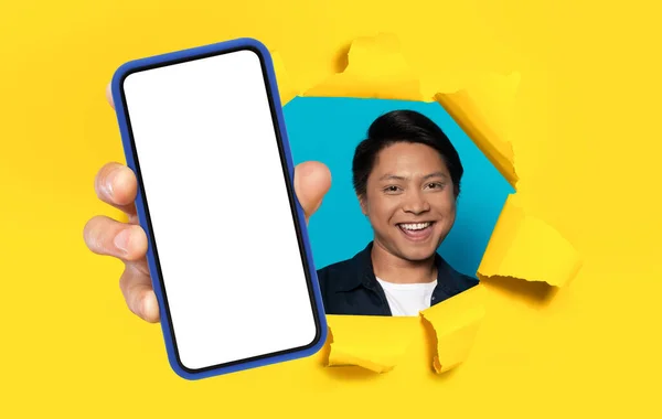 Alegre Millennial Asiático Homem Mostrando Smartphone Móvel Com Tela Vazia — Fotografia de Stock